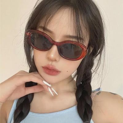 Personalisierte rote Hip-Hop-Sonnenbrille mit ovalem Rahmen für Damen – trendiger europäischer und amerikanischer Stil.