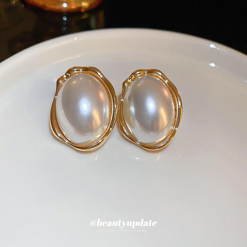 Oval pearl earrings French stud earrings temperament simple commuter versatile earrings women