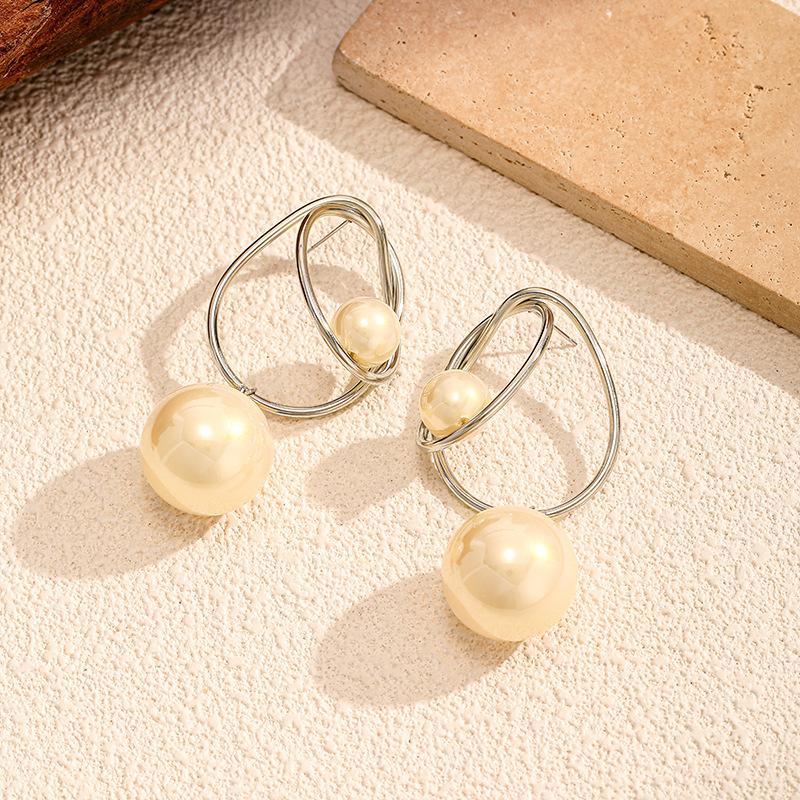 New winding circle large pearl earrings European and American temperament stud earrings niche retro light luxury high-end earrings