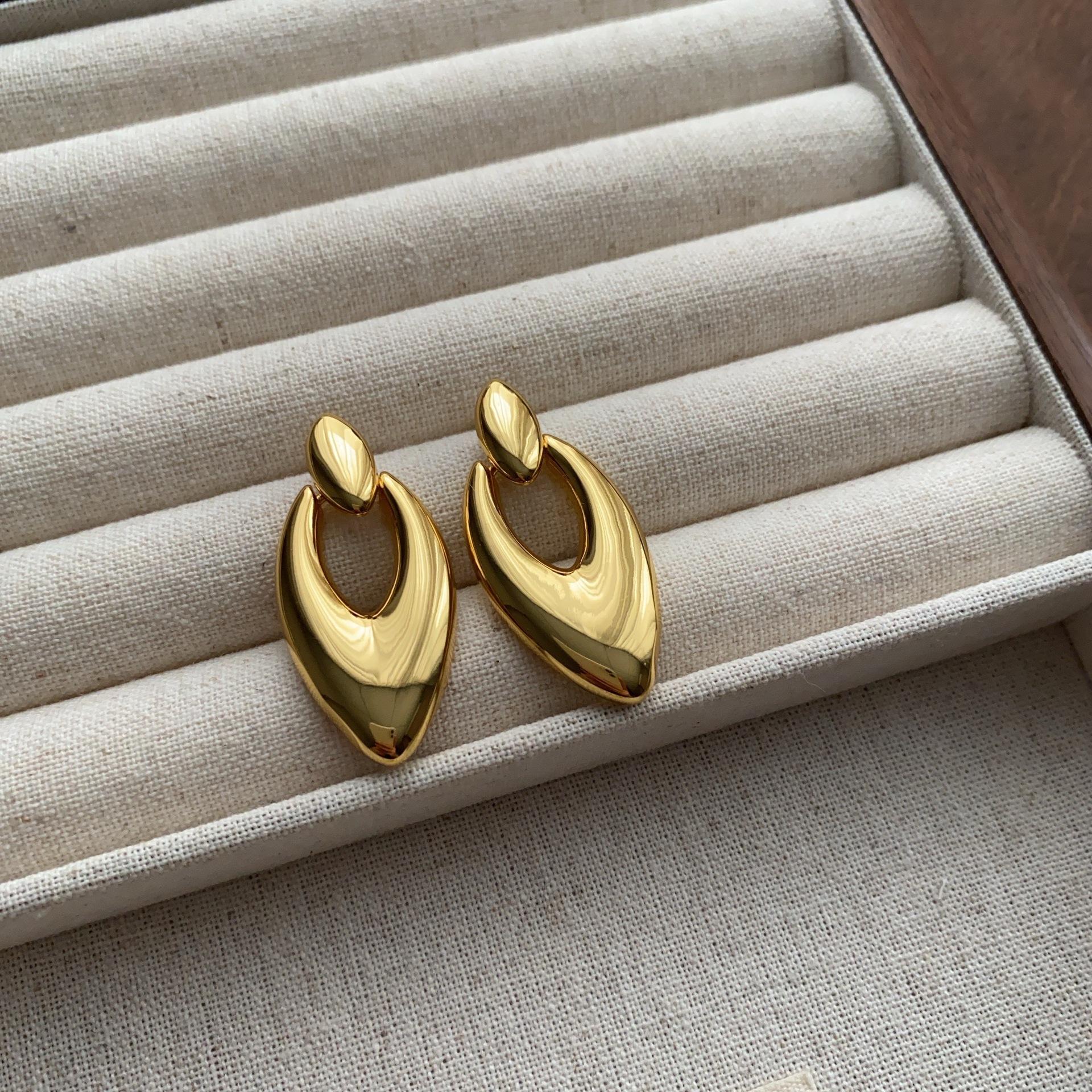 

Geometric minimalist line stud earrings French retro smooth polished earrings light luxury fashion exquisite personality unique earrings