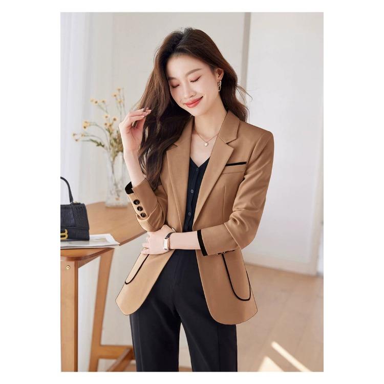 Sophisticated Women's Blazer for A Chic and Professional Look