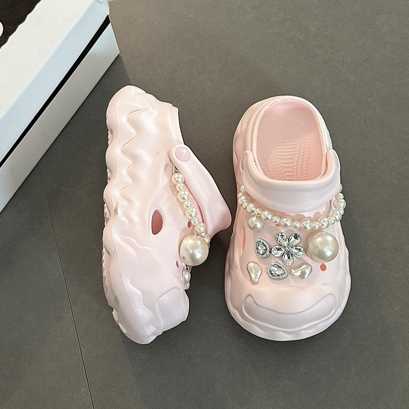 Simple and versatile exquisite and sweet fashion casual platform hole shoes women's summer pearl retro heightening bag head sandals