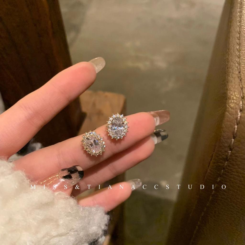 Sweet and cool girl~ Light luxury high-end butterfly earrings New year's trendy cold wind sweet stud earrings and ear jewelry