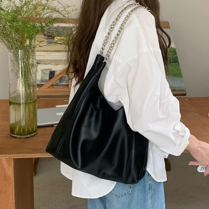 Gold Chain Tote Bag Large Capacity Bag Travel Bag Stylish Commuter Women's Bag Shoulder Bag