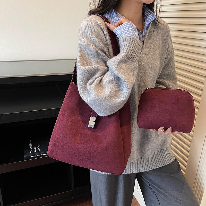 Large capacity commuter tote bag women's 2025 new autumn and winter premium sense retro suede going out shoulder bag