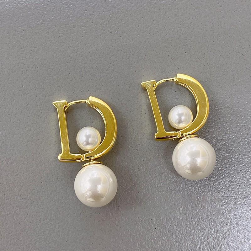 Zircon Gold Letter D Ear Cuffs: High-End Women's Stud Earrings with Versatile Niche Design.