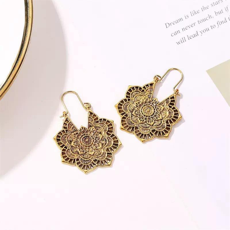 

Vintage Golden Silver Color Mandala Grave Flower Drop Dangle Earring for Women Tribal Boho Geometry Pendant Earrings золотой