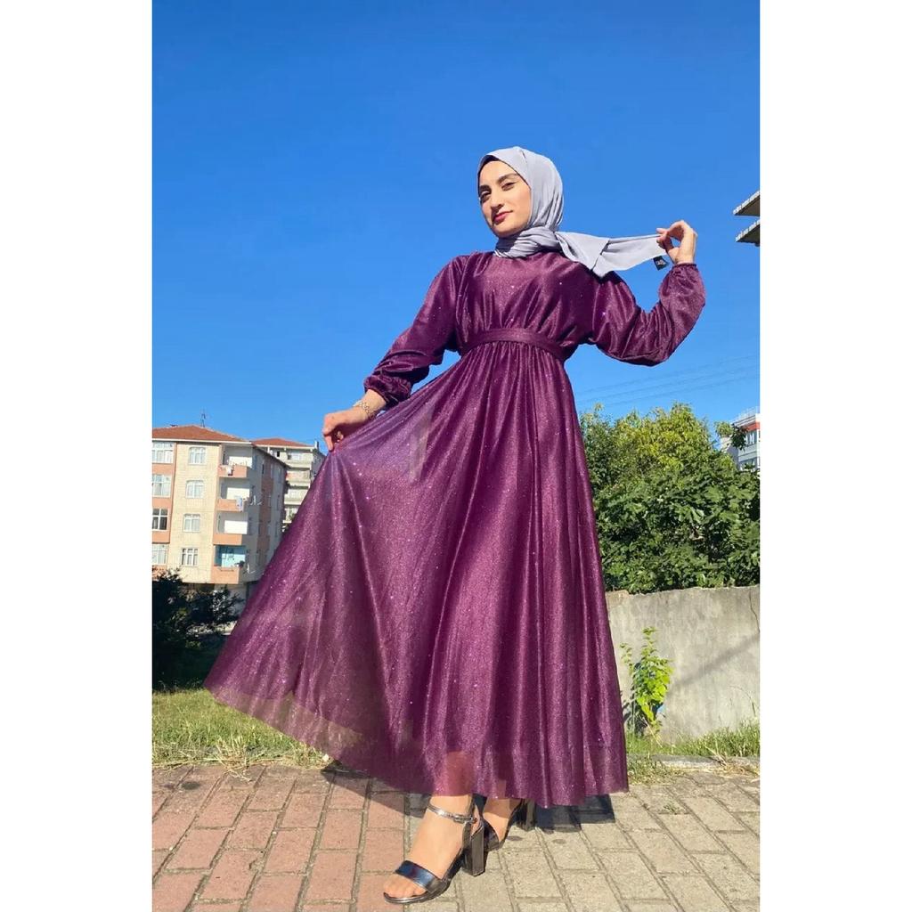 Silbrig-schwarzes Hijab-Abendkleid mit Taillengürtel