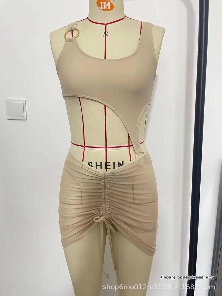 Jednoczęściowy kostium kąpielowy ze spódniczką dla kobiet – styl europejski i amerykański, z wkładkami na piersi, w jednolitym kolorze, wyszczuplający i o zachowawczym wzornictwie