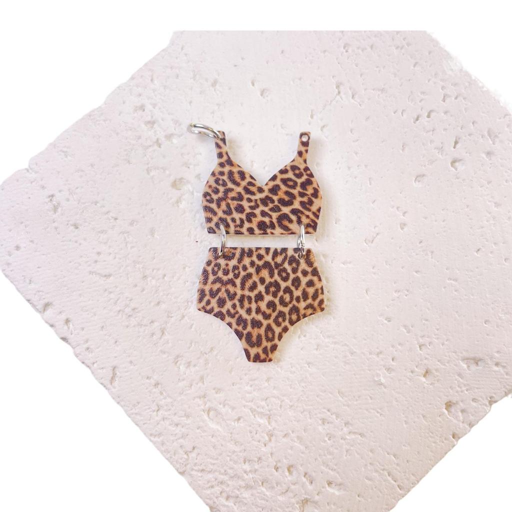 Leopardenmuster Acryl Badehose mit kleinem Anhänger und Hängeohrringen - Europäischer & Amerikanischer DIY Modeschmuck