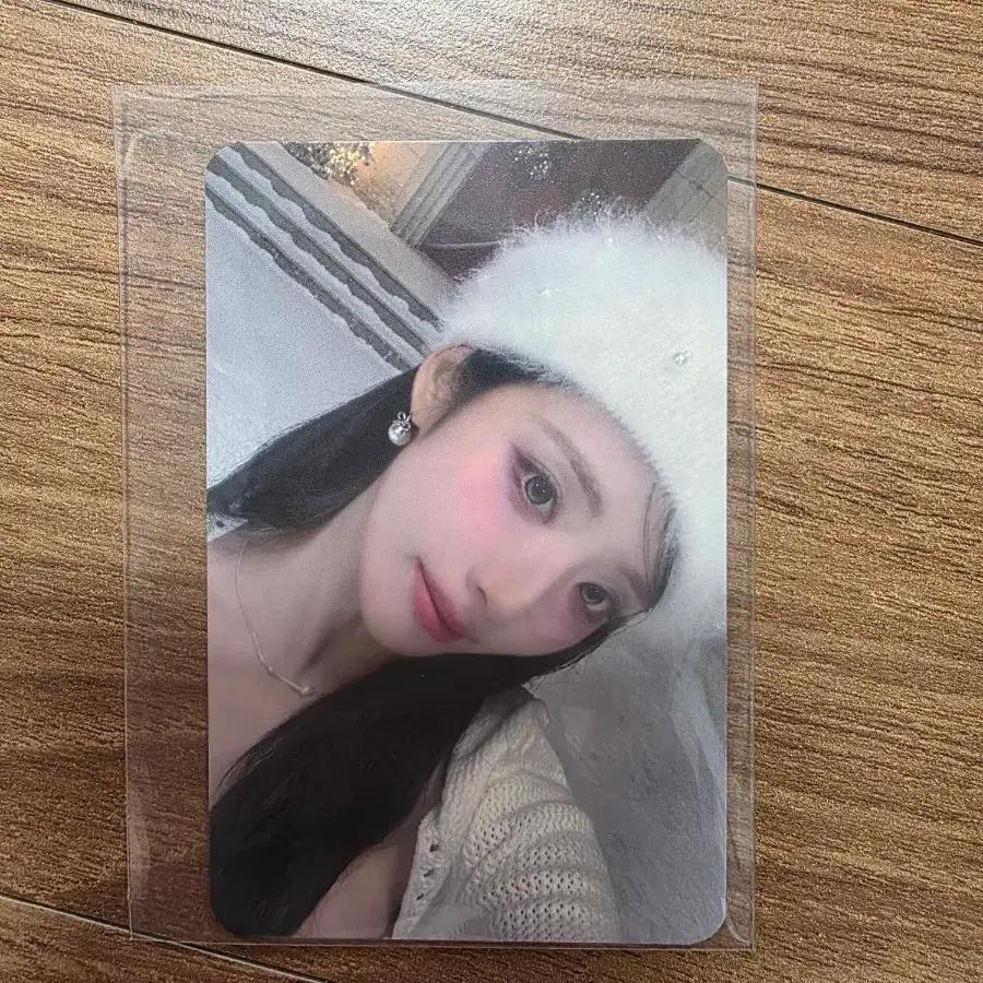 We are selling FROMIS_9 White Grimm Workshop support photo cards.