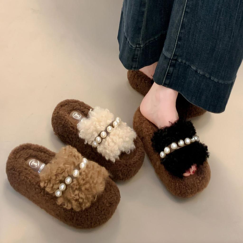 Modische Baumwollpantoffeln mit superflauschiger, dicker Sohle und Feuerperlenbesatz – ein stylischer Hausschuhe-Look für Damen im Campus-Stil.