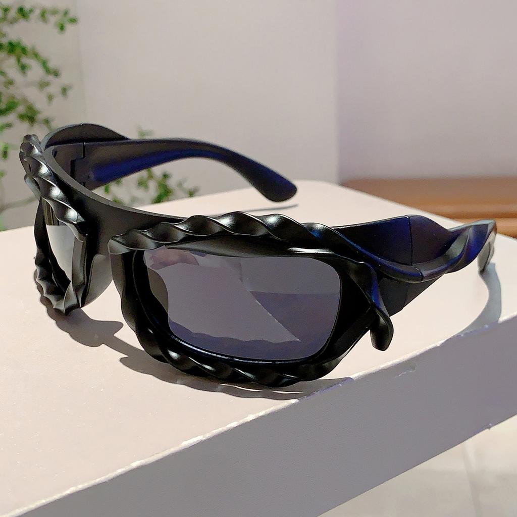 Y2K Trends Black Travel Sunglasses Women Stylish Mirror Punk Shades New in Popular Hippop Ladies Decor Party Sun Glasses