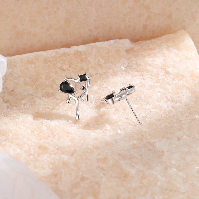 

Новые серьги-пусеты Hollow Liquefied Love Серебряные Холодный ветер Крутой прилив Индивидуальность Нишевые серьги Трендовые серьги