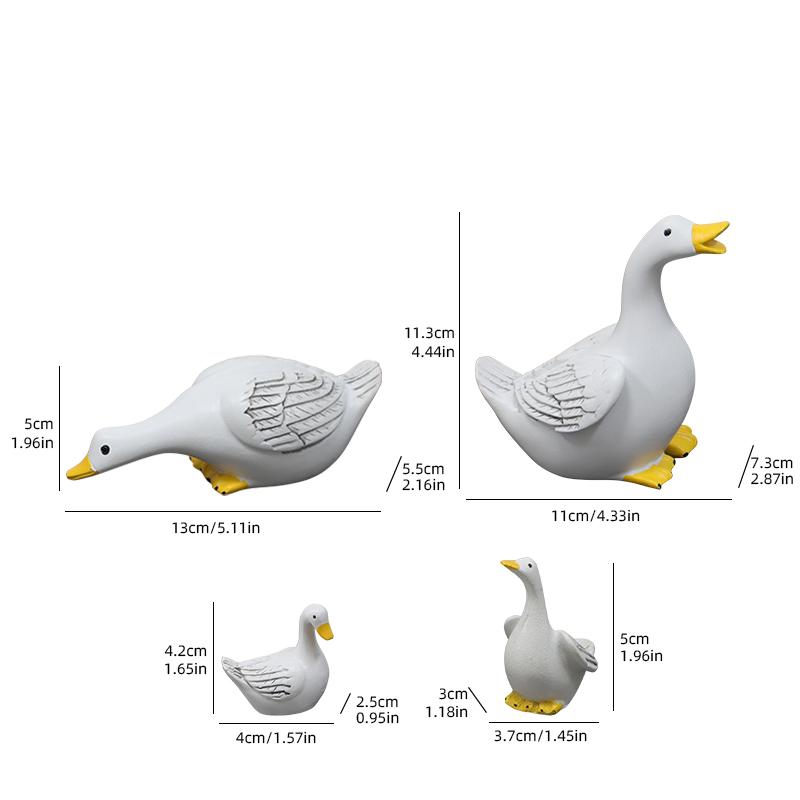 Four-piece Duck Family Sculpture Set Creative Resin Decorative Ornament for Outdoor Garden and Pond Decoration
