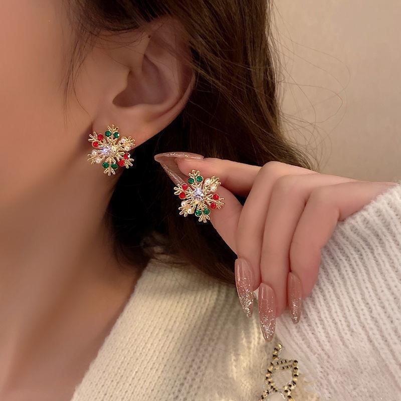 

Серьги из европейской и американской рождественской серии, модные и креативные серьги-гвоздики с цветными рождественскими снежинками, инкрустированные бриллиантами, для женщин