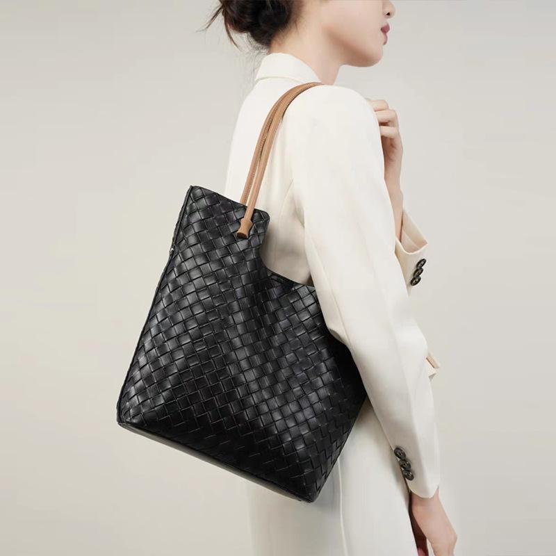 Hand-woven Light Luxury Large-capacity Armpit Women's Bag Beach Large Commuter One-shoulder Portable Tote Style