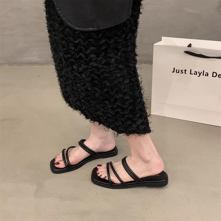 

Маленькие крутые тапочки на плоской подошве, уличная женская обувь 2025, новые, с тонким ремешком, шлепанцы на лето, с юбкой, пляжные сандалии 35