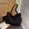 New 2026 Women's Large Capacity Diamond Pattern Tote - Fashionable, Simple Solid Color Handbag for Commuting and Everyday Use.