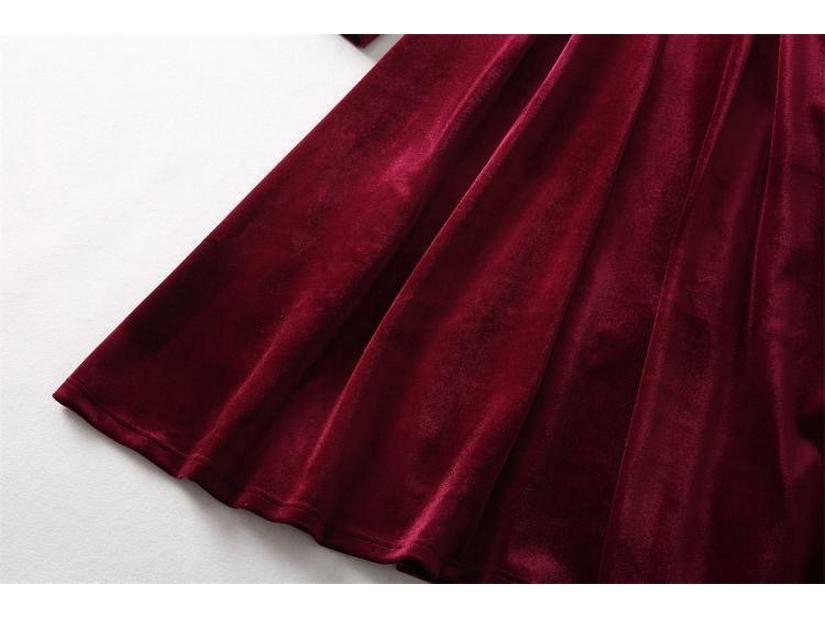 High-End Kveldsdrakt i Gullfløyel med Ståkrage og Lange Ermer