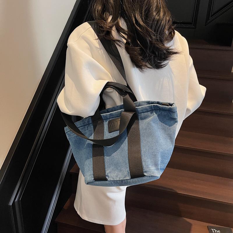 Large capacity denim bag women's 2025 new simple and versatile commuter shoulder bag portable tote bag