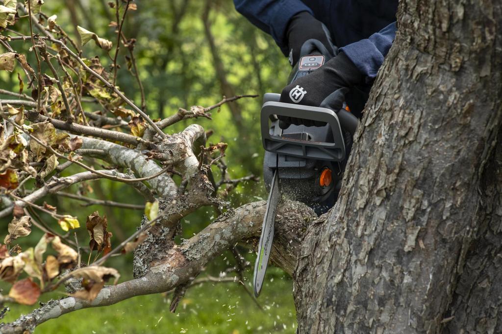 Husqvarna Aspire C15X Cordless Chainsaw, 18V, Lightweight and Compact, for Woodworking (Body Only) 970720602