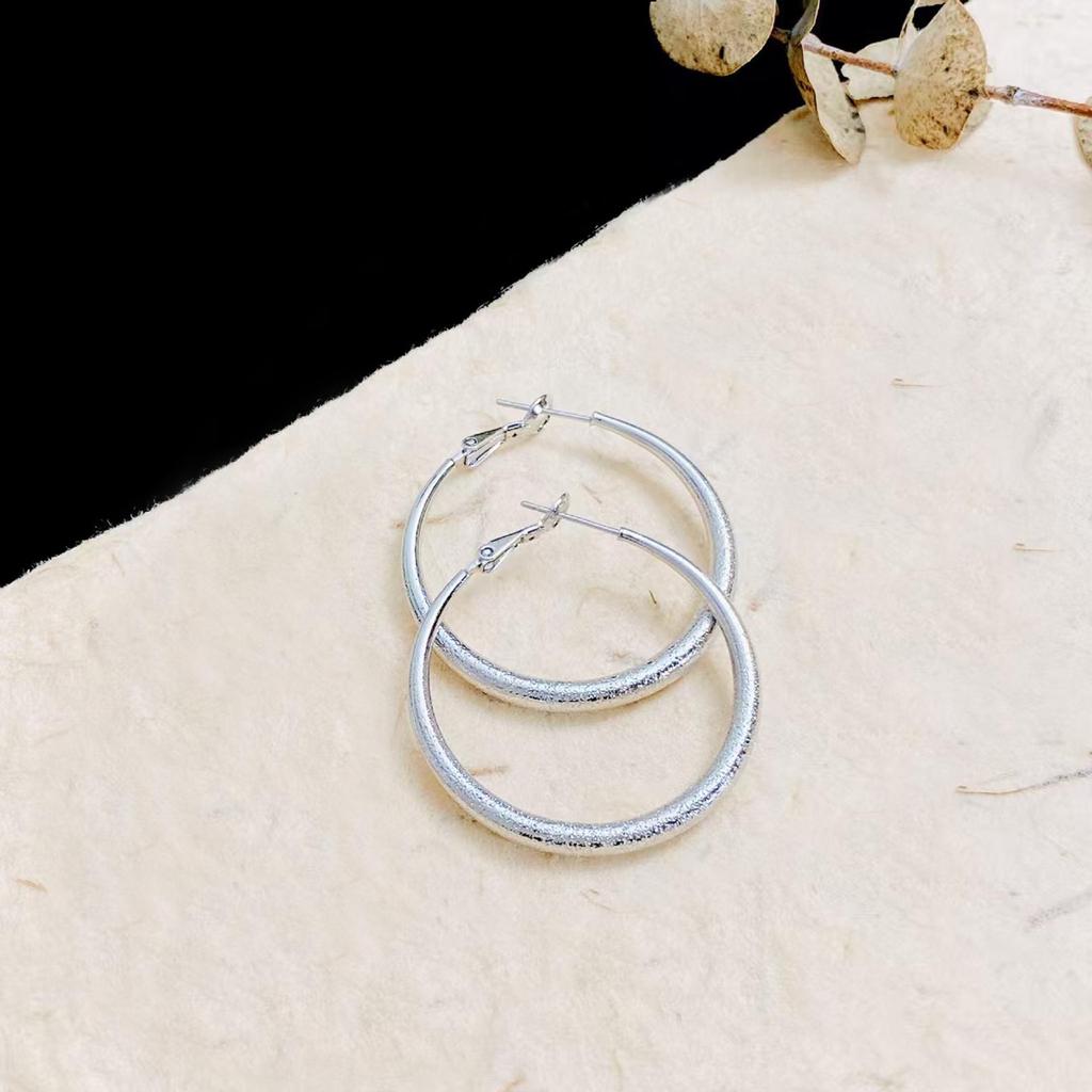 Große runde Creolen aus Sterlingsilber, Leichter Luxus, Süßer Cooler Stil, Nischenschmuckdesign für Herbst und Winter.