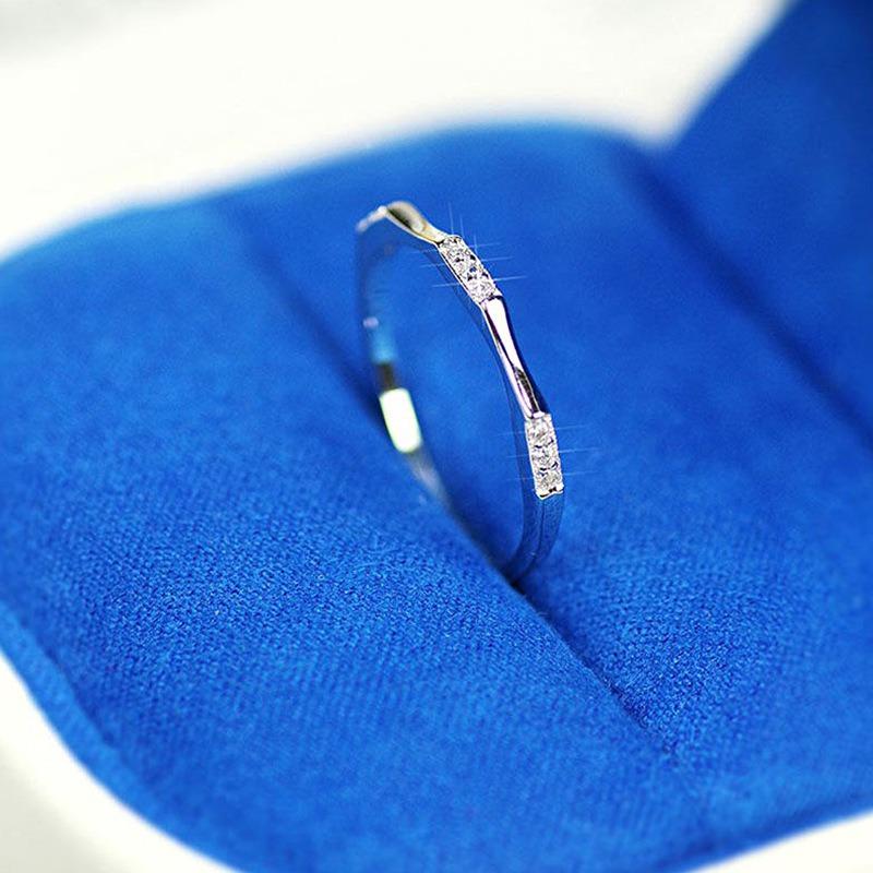 Slender curved ring, embellished with small diamonds, suitable for Independence Day, Thanksgiving, Christmas and other festivals, simple and exquisite