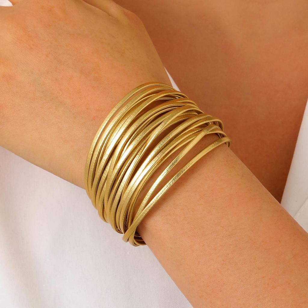 Conjunto de Pulseras de Aleación Dorada Estilo Étnico para Mujer - Colección de Pulseras Retro de Diez Piezas