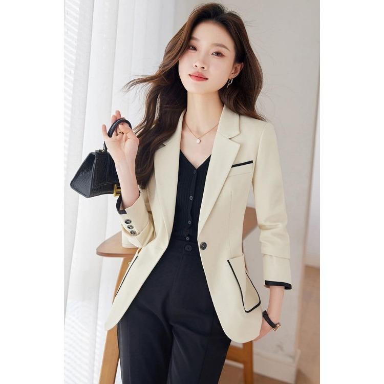 Sophisticated Women's Blazer for A Chic and Professional Look