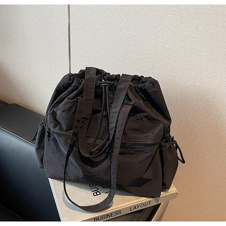 

2025 new niche design nylon shoulder messenger bag women s lightweight and versatile commuter bag large-capacity women s bag 36*16*24 чёрный