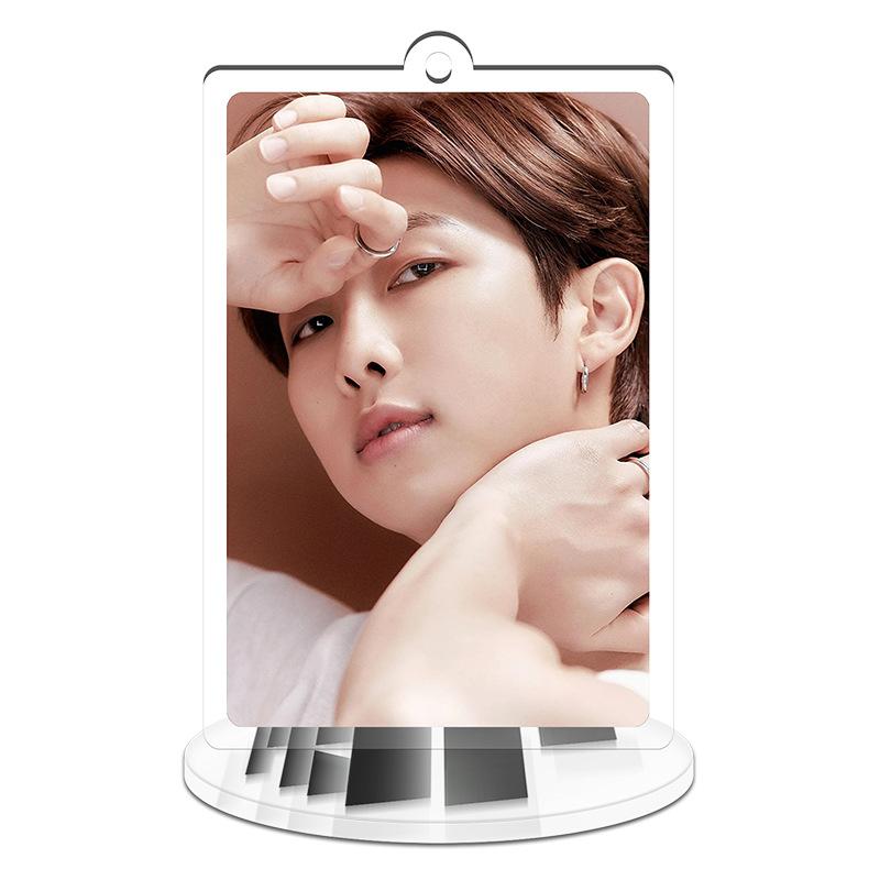 

Брелок-подставка BTS в мягких тонах, Брелок с портретом Bangtan Boys и подставкой, Коллекционный настольный декор для фанатов Kpop ARMY RM