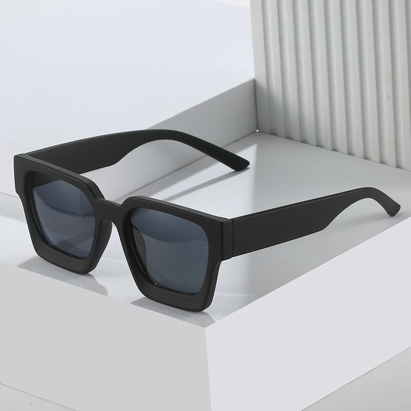 New square sunglasses, European and American classic retro sunglasses, men's and women's street photography, modern anti-plate sunglasses