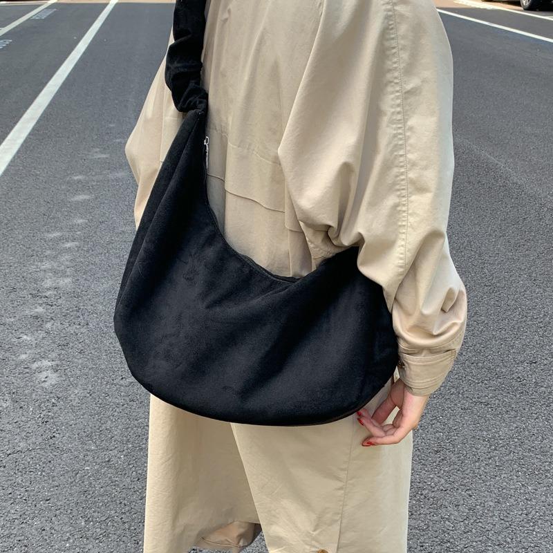 Simple and large-capacity pleated bag, new shoulder bag, cloud bag, fashionable small carry, portable messenger bag.