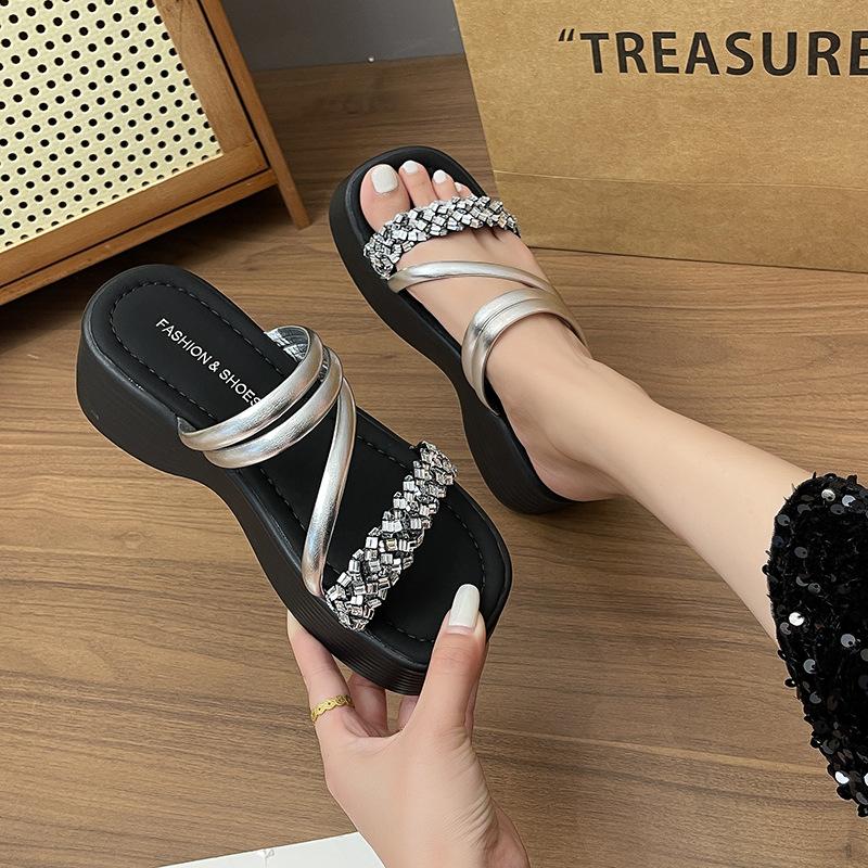 2025 summer new fashion trend rhinestone outer wear versatile thick-soled cool slippers muffin bottom stepping on shit beach shoes