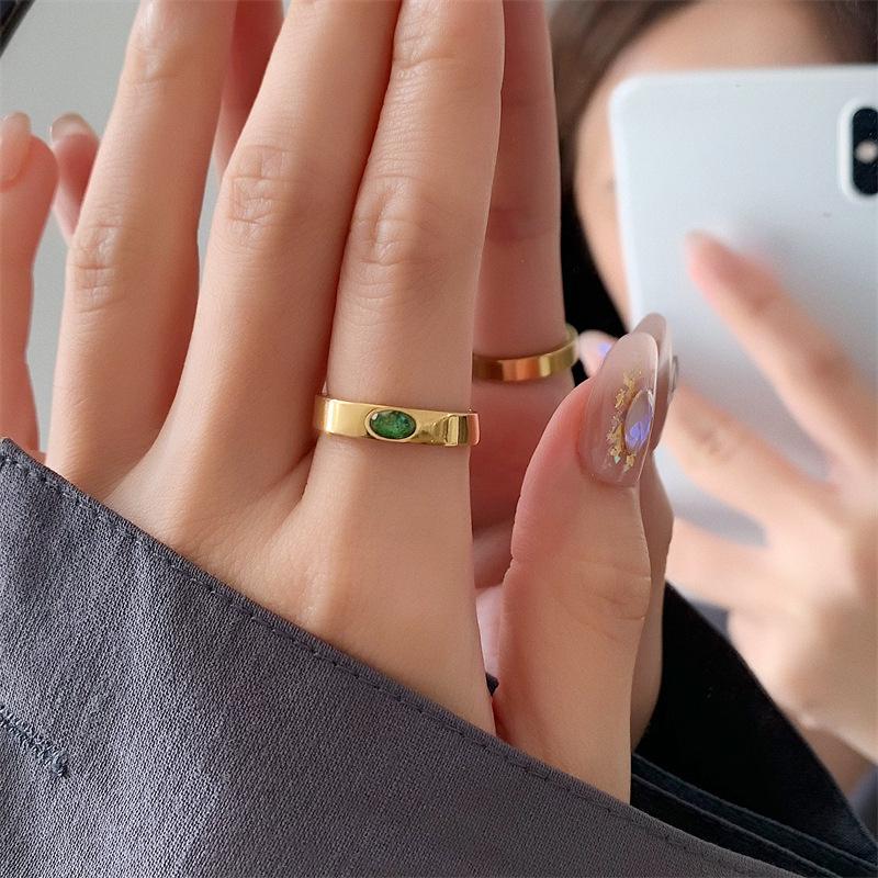 Evropský minimalistický zlatý titanový oční prsten s smaragdově zeleným diamantem pro ženy