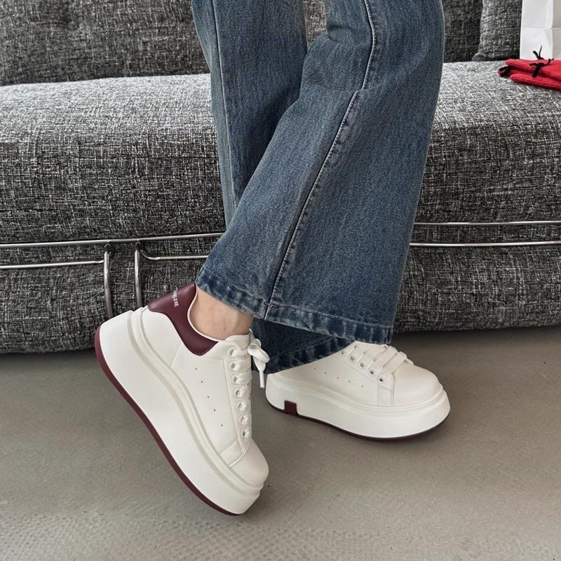 Small height-increasing shoes, little white shoes, women's 2025 autumn explosion versatile thick-soled super fire sports casual muffin board shoes