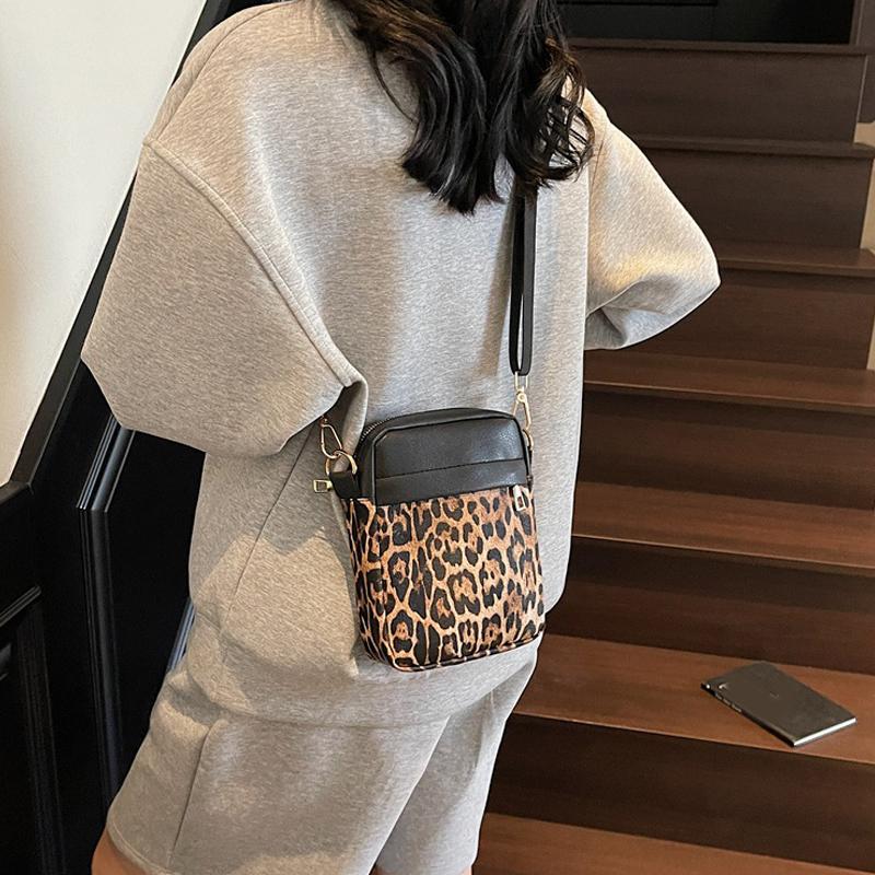 Leopard Print Crossbody Bags for Women Fashion Casual Shoulder Bag Lightweight Phone Purse Versatile Office Daily Small Bag AVE