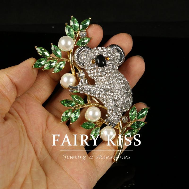 

Brooch Inlaid with Diamonds Colored Zircon Koala Leaves Alloy Bust High Design Ladies Accessories