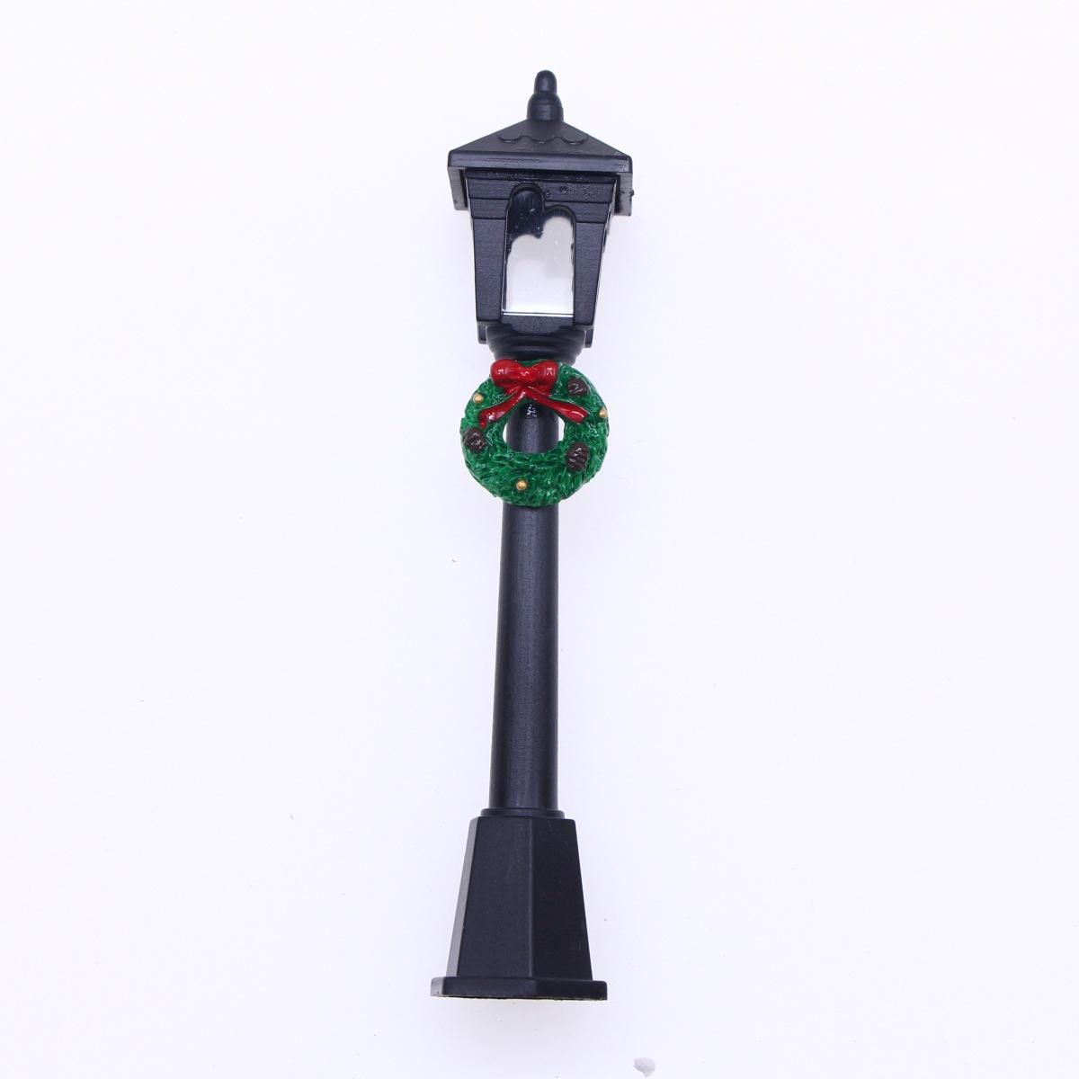 Dollhouse Christmas Doorway Set: Mini Wreath & Street Lamp Scene Prop Accessories