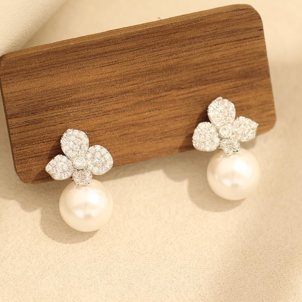 

New exquisite diamond-encrusted flower earrings, gold-plated versatile ear clips, women s fashion temperament bridal earrings