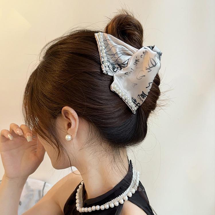 

Retro Chinese Triangle Pearl Hair Claw - National Tide Fashion Shark Clip for Elegant Updos