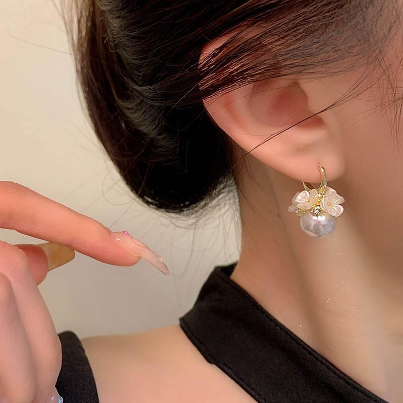 Eleganter Süßer Lieblicher Mehrblüten-Imitationsperlen-Ohrring für Damen Goldfarbene Creolen Schmuck Party