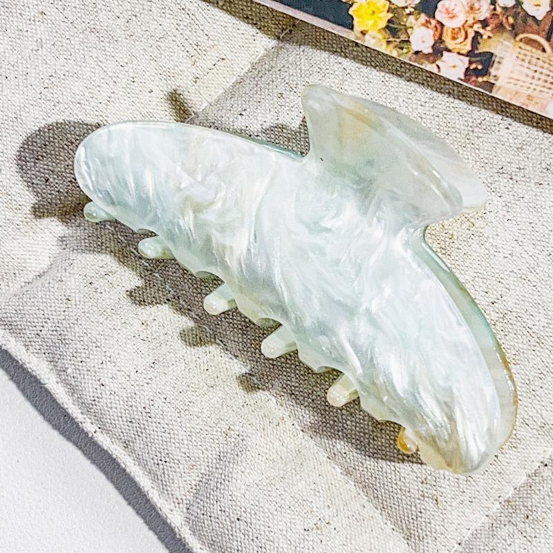 The Oval Hair Clip Exudes A High-end Feel. The Half-tied Shark Clip At The Back of The Head Is A Fashionable Hair Accessory
