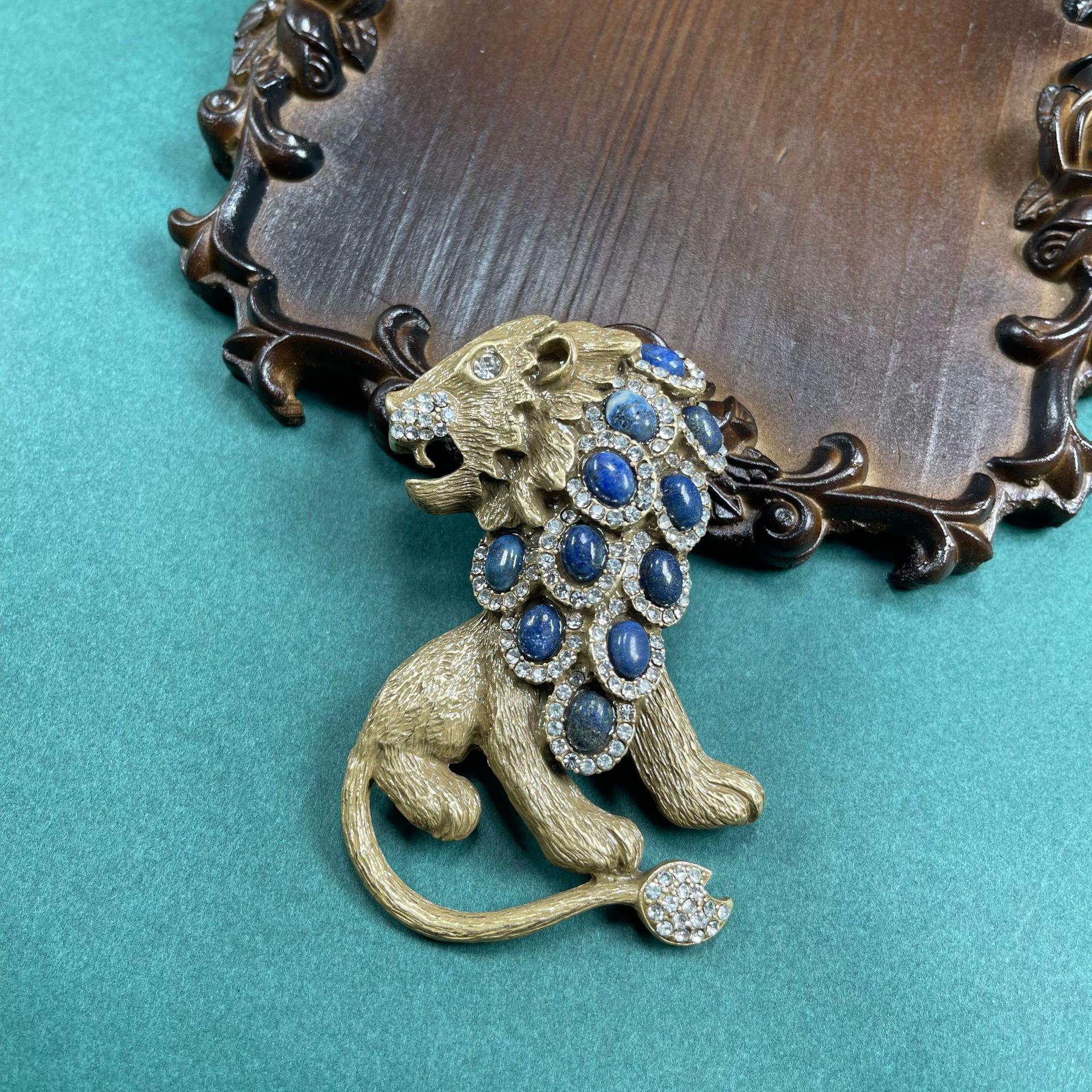 Винтажная латунная брошь «Лев» с лазуритом, бирюзой и бриллиантовыми деталями