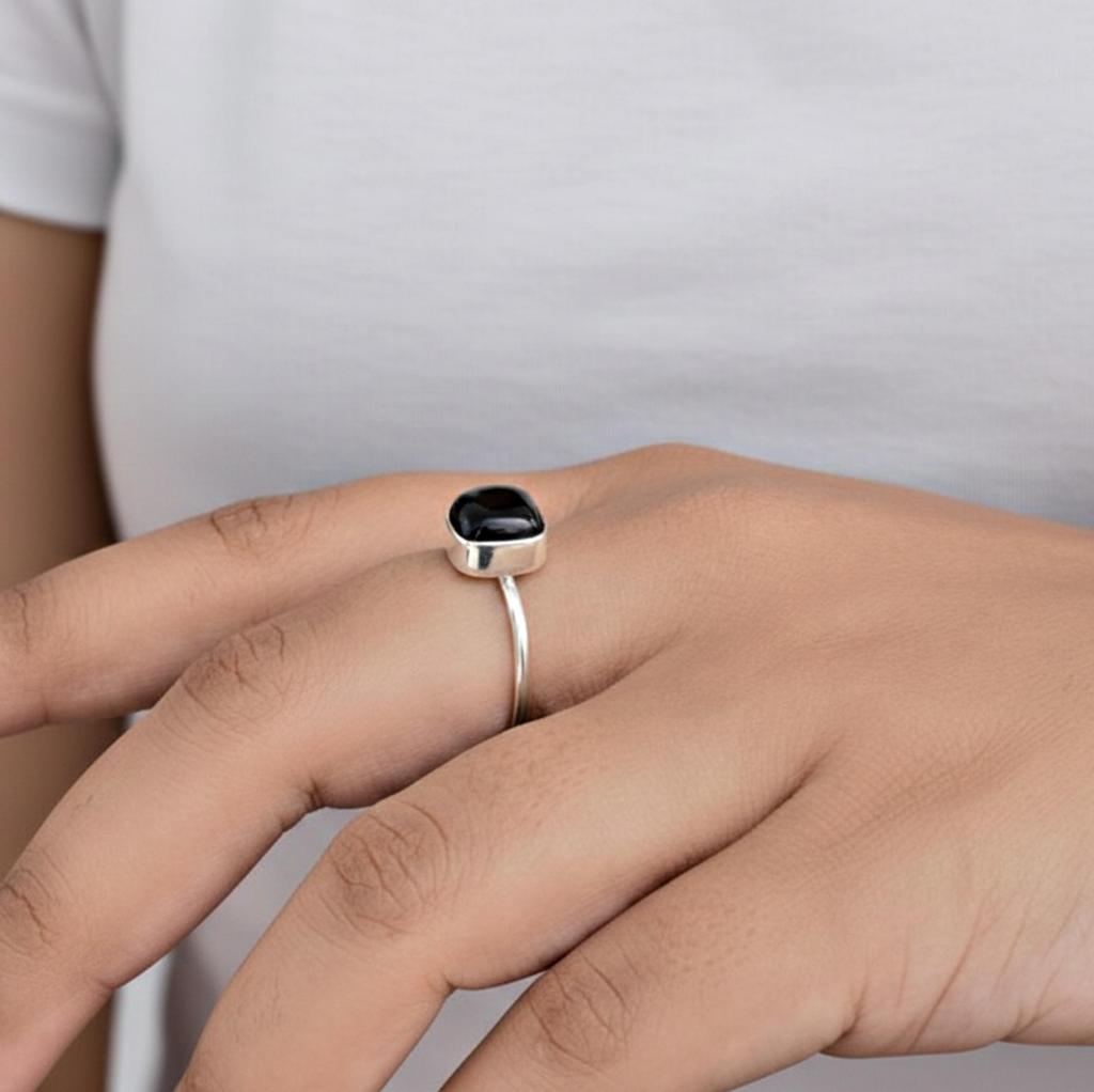 Quadratischer Ring mit schwarzem Onyx, 925er Sterlingsilber, Minimalistischer Alltags Schmuck für Damen