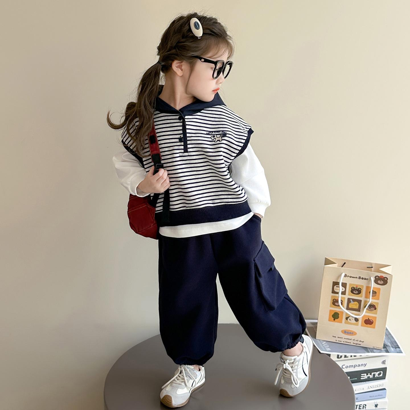 

Girls Autumn 2025 Trendy Three-Piece Set: Hooded Sweatshirt, Vest, & Sports Pants - Korean Street Style Fashion. 140 cm