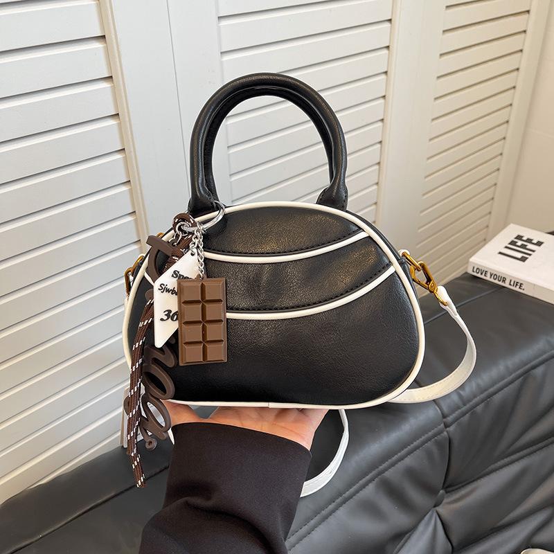 

Niche high-end bag women s 2025 new fashion retro baseball bag trend contrasting color shoulder messenger bag 21*8*14 чёрный