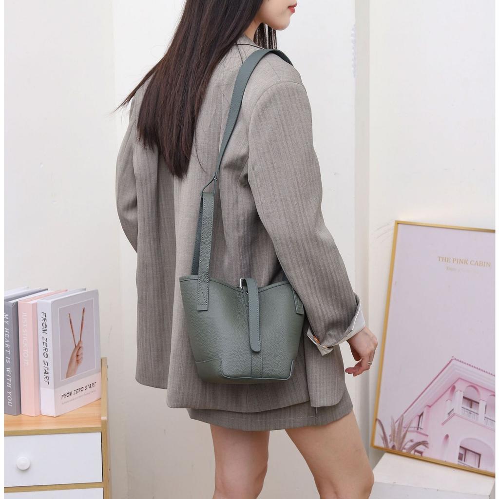 Cowhide One-shoulder Women's Bag Large-capacity Messenger Lady Fashionable, Simple and Good-looking, Practical and Generous Bag Soft Leather Bag