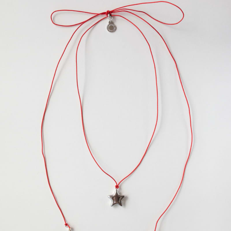 MERRYMOTIVE Star with red string necklace